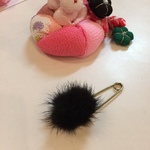 シンプルなファーのストールピン。何にでもあうから便利。