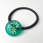 エーデルワイス＊ブライトビリジアン／チェコガラスボタンのヘアゴム27mm