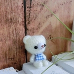 お値引き中！ あみぐるみ クマ 青いチェック服のしろくまちゃん お座りスタイル ストラップ