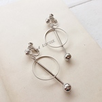シルバーカラーのスティック×フープピアス
