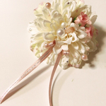 送料込み白にピンク花びら花パールリボンが豪華で可愛いダリア2wayヘア飾りコサージュ入学式プレゼントお祝いに
