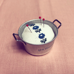 刺繍ピンクッション★青い花