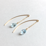 スカイブルートパーズの滴ピアス