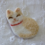 丸まったねこちゃんブローチ