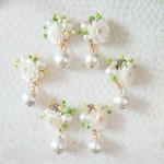 花束みたいなイヤリングできました。イモーテルとかすみ草のコットンパールイヤリング。レディース ハンドメイド。