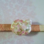 猫の帯留め　陶器 　桜柄