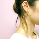 シンプルでおしゃれな大ぶりフープピアス