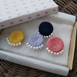 刺繍糸とパールのピアス、イヤリング