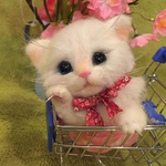 羊毛フェルト白猫の赤ちゃんブローチ