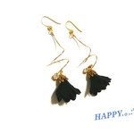 ネイビーフラワーとクリスタルとくるくるワイヤーのピアス／イヤリング／ノンホールピアス