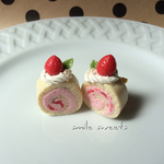 いちごのロールケーキブローチ