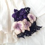 すみれと丸いお花のブローチ