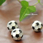 サッカーボールのビーズ2個で400円（シェルとブラックオニキス）