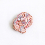 一点物 刺繍とビーズのブローチ