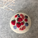40mm刺繍ブローチ ベリー