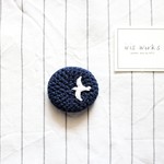 n様オーダー〇〇 空飛ぶつばめ〇〇　手編みブローチ/オーバル/NAVY