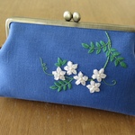手刺繍のクラッチバッグ〈ジャスミン〉