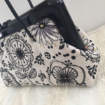 ガマ口ハンドバッグ　シックな花模様 　再再販