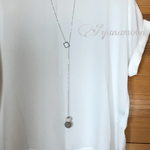 グレーのフェルトボールのロングネックレス