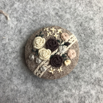 綿生地40mm刺繍ブローチ
