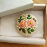 「マーガレット&ミモザ」刺繍のヘアゴム、ブローチ