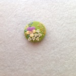 フェルトのビオラと小花刺繍のヘアゴム or ブローチ 円形