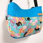 sale価格　ショルダーバッグ＊ねこ柄＊ターコイズブルー