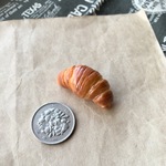 樹脂粘土のクロワッサンブローチ