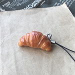 樹脂粘土のクロワッサンストラップ