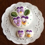 【shoko-731様 オーダー品】刺繍・『春を待つ』立体ビオラのブローチとビオラの刺繍ピアス     