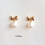 リボンとコットンパールの華奢なピアス
