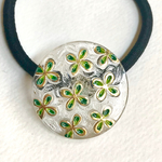 🔻ワケあり特価🔻花花❇︎リーフグリーン／チェコガラスボタンのヘアゴム32mm