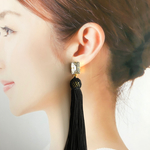 スーパーボリュームタッセルのオリエンタルイヤリング（ブラック）