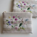 刺繍のフラットポーチ（春の野の花）