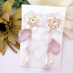 桜の花びら舞い落ちる春ピアス