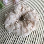 薔薇モチーフのシュシュ「アイボリー」