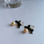カーキのリボンとゆれるパールのピアス