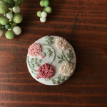 【ブローチorヘアゴムorパッチンピン】春色刺繍　ミルク×桃糸