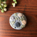 【ブローチorヘアゴムorパッチンピン】春色刺繍　そら色×空糸