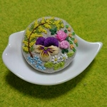 「ビオラとミモザとお花たち 3」刺繍ブローチ 刺繍ヘアゴム