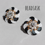 スパンコールフラワーピアス  "Monochrome"