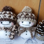 ニット帽をかぶった雪だるま　松ぼっくりのツリー