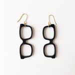 黒メガネのアクリルピアス（しかく）