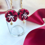 揺れる梅  つまみ細工ピアス