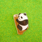 🐼動物園のお供に✨ほんのりピンクのパンダシャンブローチ