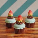 フレッシュ苺のチョコミントカップケーキ/ピアス・チャーム・イヤホンジャックなどに♪