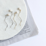 pearl&back long wave earring