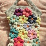 ＳＡＩＬ　手編み　お花モチーフの小さなバッグ。