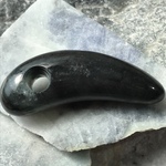 糸魚川黒翡翠の牙形勾玉