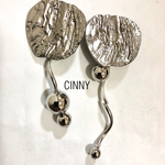 クラッシュシルバーのアシンメトリーピアス